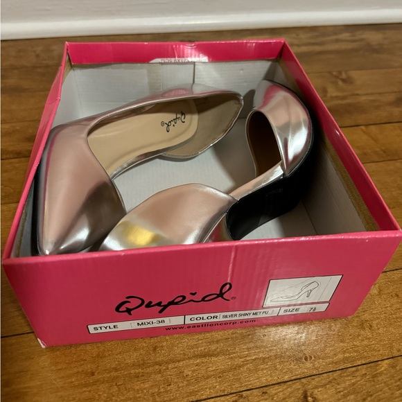 Qupid Silver metallic stiletto heels size 7.5 new in box - Picture 3 of 5